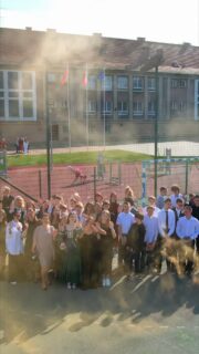 Kolejne emocjonalne pożegnania ❤️ Dzisiaj uczniowie klas 8 SP nr 17 w Gdańsku ostatni raz spotkali się w szkole i teraz ruszają dalej w świat aby zacząć nowy etap. Wszystkiego dobrego na dalszej drodze!  #pożegnanie #8klasa  Szkoła Podstawowa nr 17 w Gdańsku "Hetmanka"