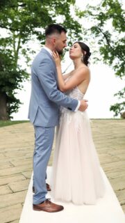 Zostawiamy mały backstage z bajkowej uroczystości Hani i Pawła, którzy wybrali na ten dzień przepiękny zamek w Rzucewie ❤️  04/07/2025  #ślub #plener #zamek #fotografiaślubna