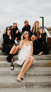 Kiedy podczas sesji na wieczorze panieńskim pada hasło "nakręćmy rolkę".. a potem to już kręci się samo... 😊  Z pozdrowieniami dla całej ekipy Dominiki 🔥  #rolka #wieczórpanieński #team #brideteam