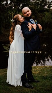 Zapatrzeni w siebie, gotowi na wspólną przyszłość. Agnieszka i Patryk rozpoczęli we wrześniu najpiękniejszy rozdział swojego życia❤️ Droga Młodo Paro – życzymy Wam morza miłości, wzajemnego zrozumienia i budowania cudownych wspomnień na nowej, wspólnej drodze❤️ 
"Halo Halo.." ;) 
​
#slub2026  #wrzesniowyslub #nowadroga #milosc